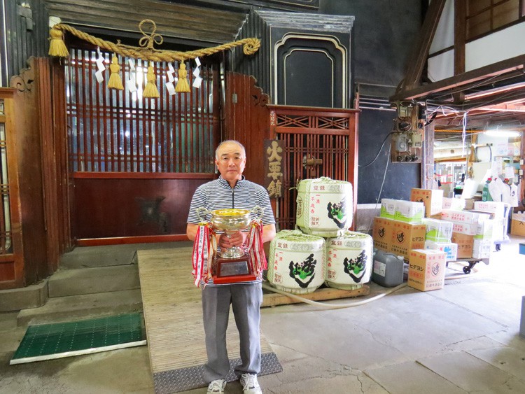 山内杜氏組合長賞カップの返還