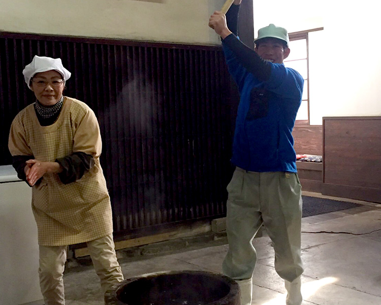 お供え用の餅搗き