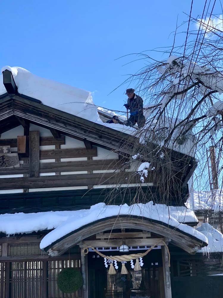 先週から雪下ろしをお願いしました。