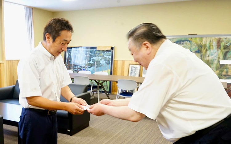 大曲高校同窓会「青麻会」から オリンピック出場の鈴木優香選手へ激励金