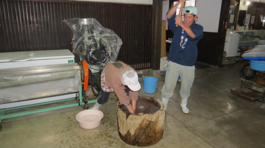 秋田の地酒秀よし－山の神様と餅つき1