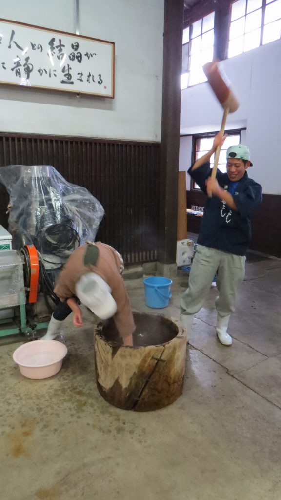 秋田の地酒秀よし－山の神様と餅つき2